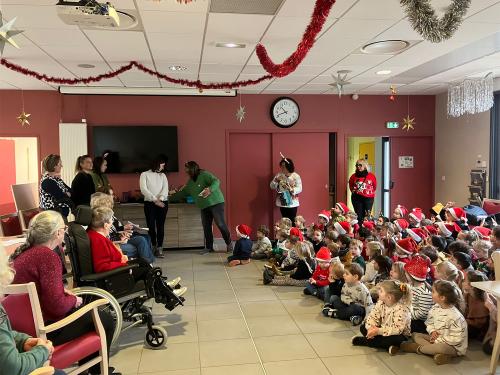 Les enfants de la Maternelle sont allés rendre visite aux personnes âgées